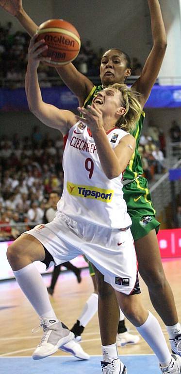 Basketbalistka Horáková na MS proti Brazílii.