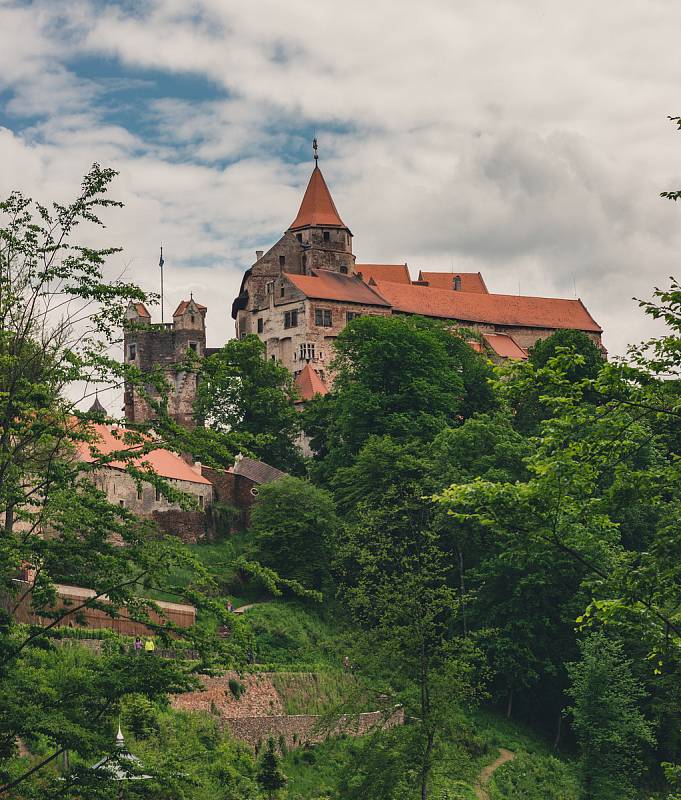 Výlet na Pernštejn nikdy nezklame. Výletníky čeká hrad, obnovená zahrada a kouzelná okolní příroda.