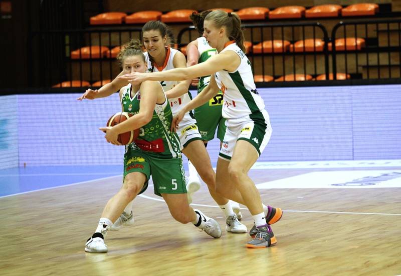 Před necelým rokem smutnily, soupeři se však pomstily. Královopolské basketbalistky (v zeleném) si v semifinále smlsly na Žabinách, které porazily 71:38 a postoupily do boje o zlato ve Final Four Českého poháru hrajícího se v Nymburku.