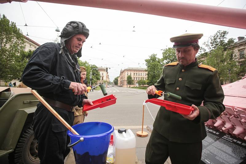 Tanku náleží zelená barva, řekli v sobotu členové brněnského vojenského klubu. Rozhodli se Růžový tank v Joštově ulici přebarvit.