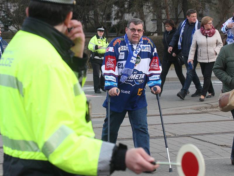 Hokejoví fanoušci brněnské Komety před prvním domácím zápasem play-off s pražskou Spartou.