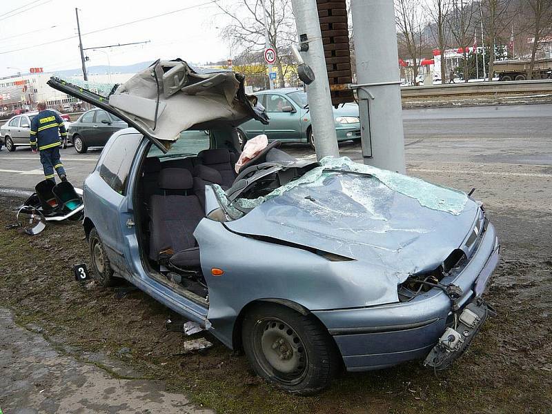 Řidiče, který v brněnské městské části Komín narazil do semaforu, museli vyprostit hasiči.