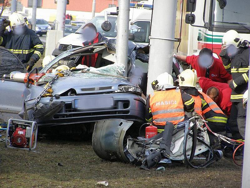 Řidiče, který v brněnské městské části Komín narazil do semaforu, museli vyprostit hasiči.