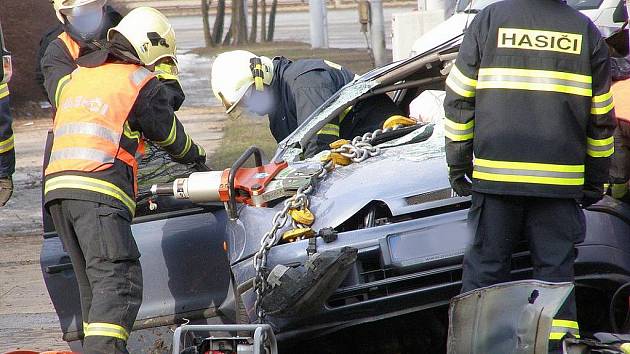 Řidiče, který v brněnské městské části Komín narazil do semaforu, museli vyprostit hasiči.