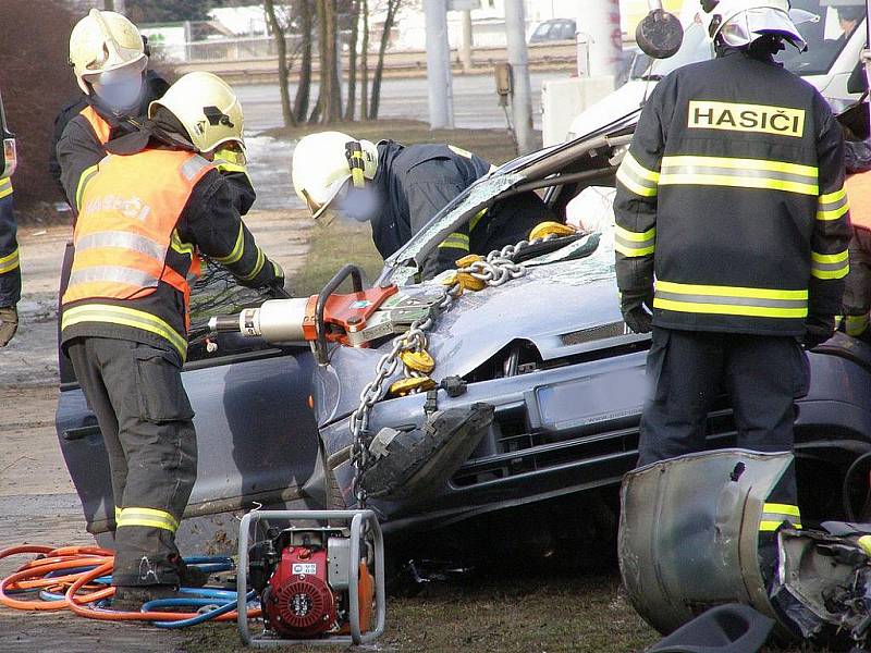 Řidiče, který v brněnské městské části Komín narazil do semaforu, museli vyprostit hasiči.