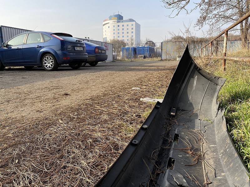 Pohozený přední nárazník auta na parkovišti u Bobycentra.