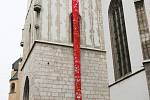 Diecézní charita Brno vyvěsila na kostel svatého Jakuba 25m plachtu se vzkazy a přáními.