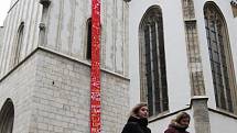Diecézní charita Brno vyvěsila na kostel svatého Jakuba 25m plachtu se vzkazy a přáními.