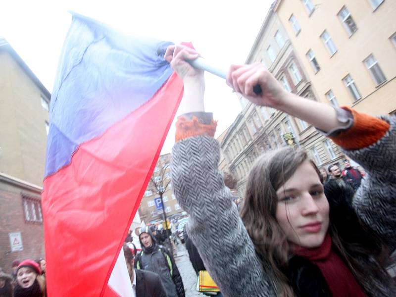 Až pět tisíc studentů dnes vyšlo v Brně do ulic. Protestují proti nové reformě školství.