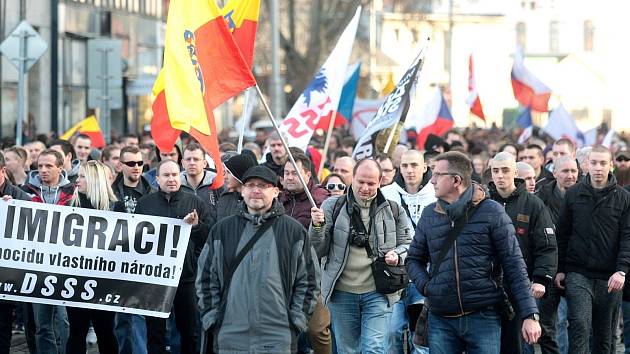 Demonstraci proti imigraci a Evropské unii svolali na sobotní odpoledne členové Dělnické strany sociální spravedlnosti. Protestního pochodu z náměstí Svobody se po třetí hodině odpoledne zúčastnila tisícovka lidí.