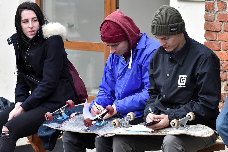 Na dvacet závodníků v sobotu odpoledne poměřilo své dovednosti v jízdě na skateboardech.