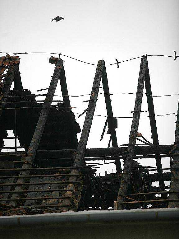 Dvoumilionovou škodu způsobil požár střechy sokolovny ve Starém Lískovci v Brně. S ohněm bojovalo pět jednotek hasičů.