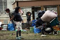 Stěhování ukrajinských romských uprchlíků, kteří několik dní tábořili před brněnským hlavním nádražím.