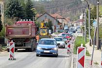 Dělníci opravují silnici I/23 v Zastávce na Brněnsku.
