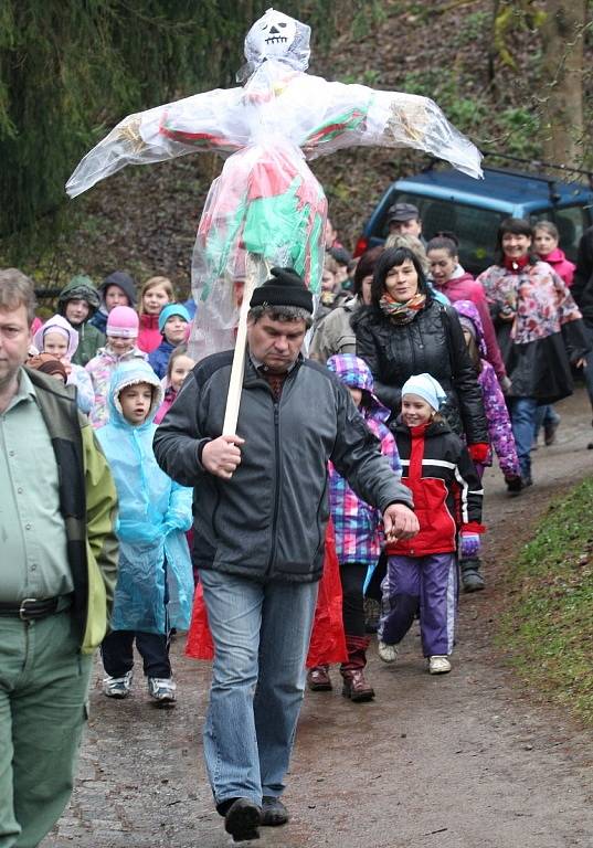 I přes nepřízeň deštivého počasí se podařilo lidem v osadě Šmelcovna v údolí Bílého potoka u Veverské Bítýšky přivítat v neděli dopoledne jaro