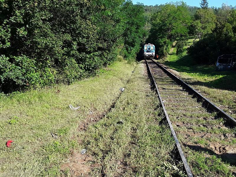 Osobní vlak srazil ve středu ráno auto na železničním přejezdu v Ivančicích. Řidička vozu zemřela.