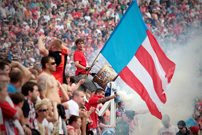 Největší sportovní událost v Brně v posledním desetiletí? Přátelský zápas aneb rozlučka s kariérou fotbalisty Petra Švancary. Na znovuprobuzený stadion Za Lužánkami v červnu přišlo až třicet tisíc fandů. 