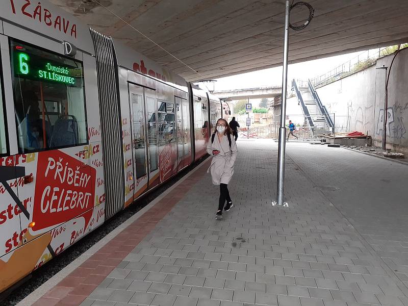 Přístřešek brněnské tramvajové zastávky Osová pod mostem zmizel.