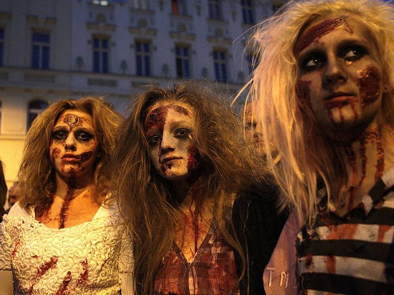 Pomalu šourající se postavy mají mrtvolné výrazy v obličeji a vydávají chrčivé zvuky. Scény jak z hororového filmu ve středu večer viděli lidé v centru Brna při pochodu Zombie Walk. 