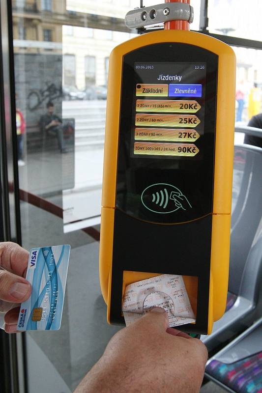 Zaplatit jízdné v autobusu brněnského dopravního podniku bez hledání drobných? Od úterý 9. června je to možné ve všech autobusech linky 76.