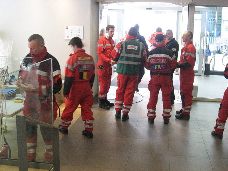 Členové záchranných složek prohledávají okolí stanice metra Maelbeek v Bruselu. V hotelu Thon, kde jsou i studenti Masarykovy univerzity, si zřídili prozatimní stanoviště.