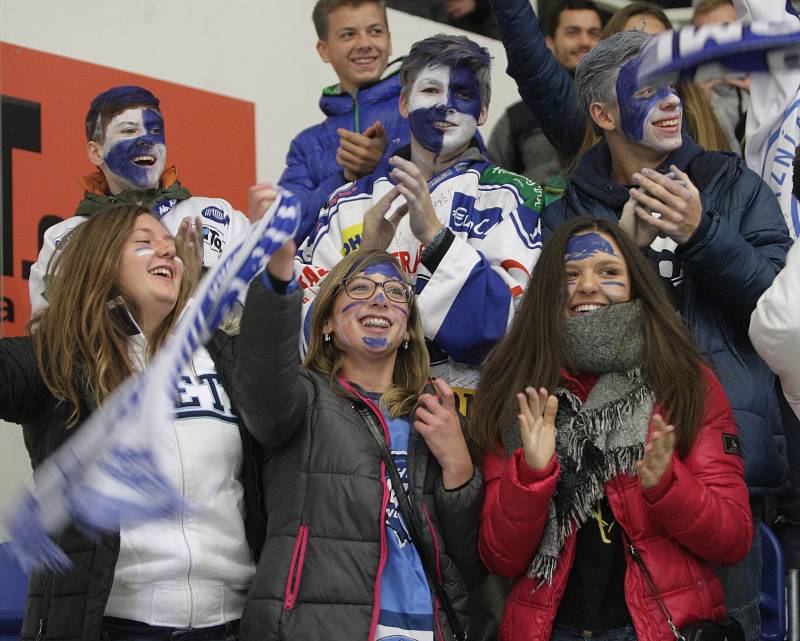 Představení kapitána, vysoká výhra a vedení v tabulce. Hokejové Kometě se utkání devatenáctého kola extraligy vydařilo, když doma porazila Karlovy Vary 8:2. 