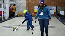 Curling je čím dál populárnější sport. Proto také vznikla dráha pro tento sport v jedné z hal bývalé brněnské Zbrojovky. Právě kolem této haly vznikl brněnský Olympijský park. Navštívil ho známý manželský pár olympioniků Tomáš a Zuzana Paulovi.