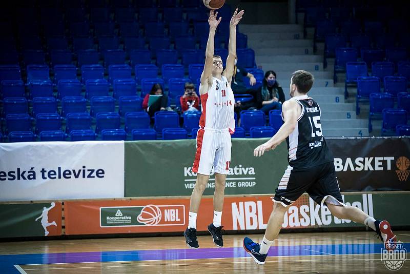Brněnští basketbalisté (v bílém) si před zápasy proti Nymburku poradili s Hradcem Králové.