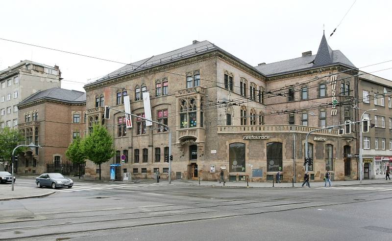 Berglerův palác známější Brňanům pod jménem Muzejka upoutá cihlovou fasádou a detaily typickými pro novogotický sloh. Dřív tam byla kavárna i restaurace, dnes je budova prázdná. 