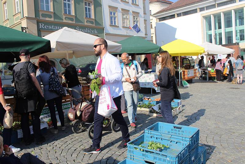 Lidé na BIOtrzích na Zelném trhu nakupovali biopotraviny.