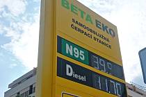 Ceny benzínu začínající trojkou jsou i na čerpací stanici v Králově Poli v Brně.