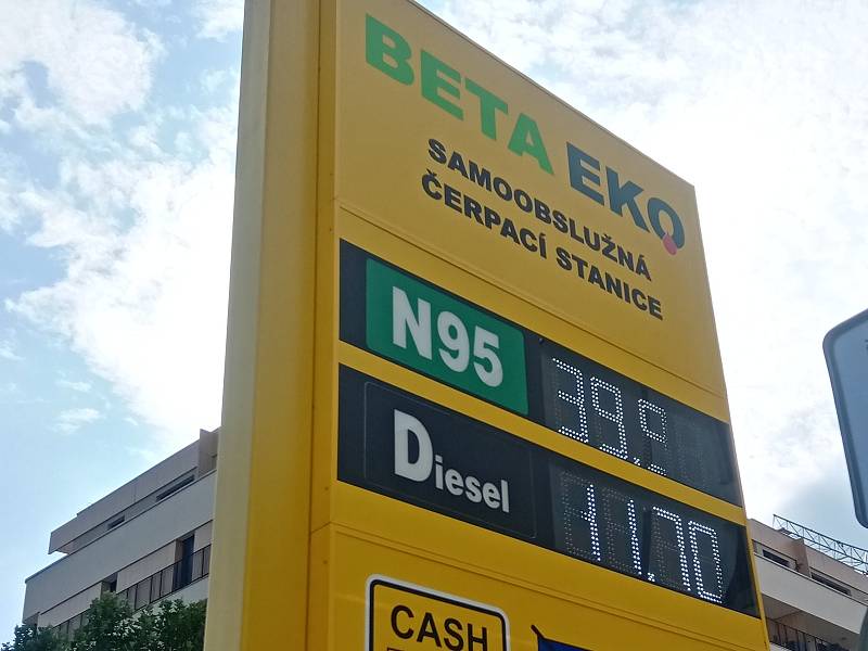 Ceny benzínu začínající trojkou jsou i na čerpací stanici v Králově Poli v Brně.