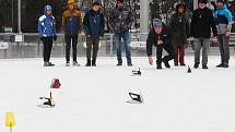 Poslední únorový den se přišli lidé na lední plochu kluziště pod Joštem utkat v žehlingu. Po vzoru curlingu posílali po ledě žehličky.