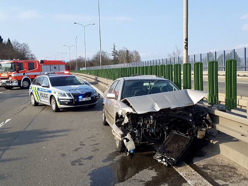 V sobotu v podvečer záchranné složky zasahovaly u nehody dvou aut. Jelikož měl jeden z účastníků cestovatelskou anamnézu, hasiči místo nehody dekontaminovali.