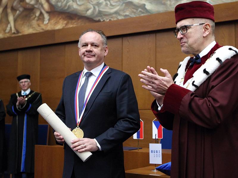 Slovenský prezident Andrej Kiska převzal na brněnské Masarykově univerzitě zlatou medaili.