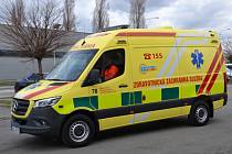 Sanitka záchranářů převezla zraněného do nemocnice v Boskovicích. Snímek je ilustrační.