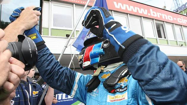 Světový šampion Yvan Muller v závodu mistrovství světa cestovních vozů na Masarykově okruhu.