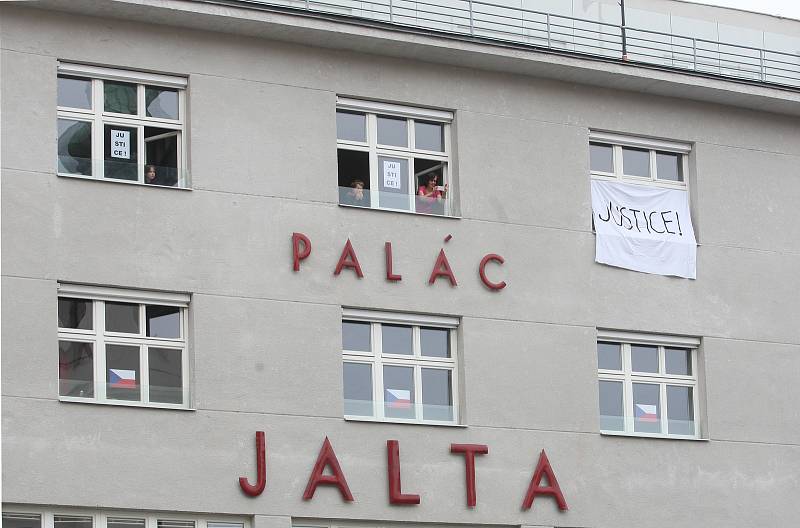 Lidé potřetí demonstrovali za nezávislou justici. Na Dominikánském náměstí se podle odhadů pořadatelů sešly tři tisíce protestujících.