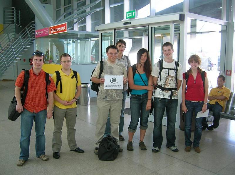 Účastníci exkurze na ruzyňském letišti.