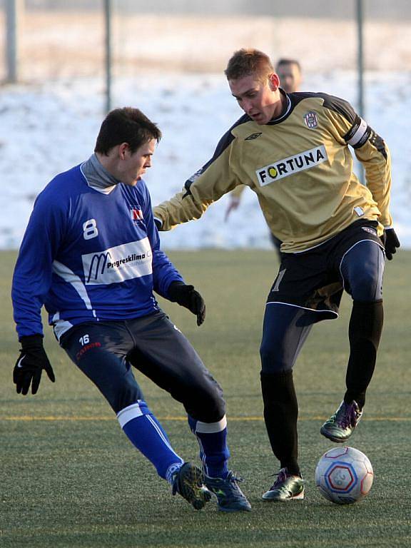 Prvoligoví fotbalisté Zbrojovky Brno (ve zlatém) podlehli 1:3 účastníkovi Moravskoslezské fotbalové ligy Líšni (v modrém). 