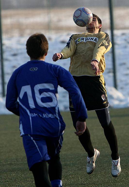 Prvoligoví fotbalisté Zbrojovky Brno (ve zlatém) podlehli 1:3 účastníkovi Moravskoslezské fotbalové ligy Líšni (v modrém). 