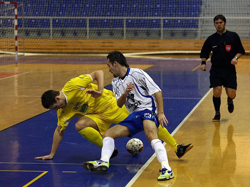 Futsalisté brněnského Helasu v souboji s Vysokým Mýtem.