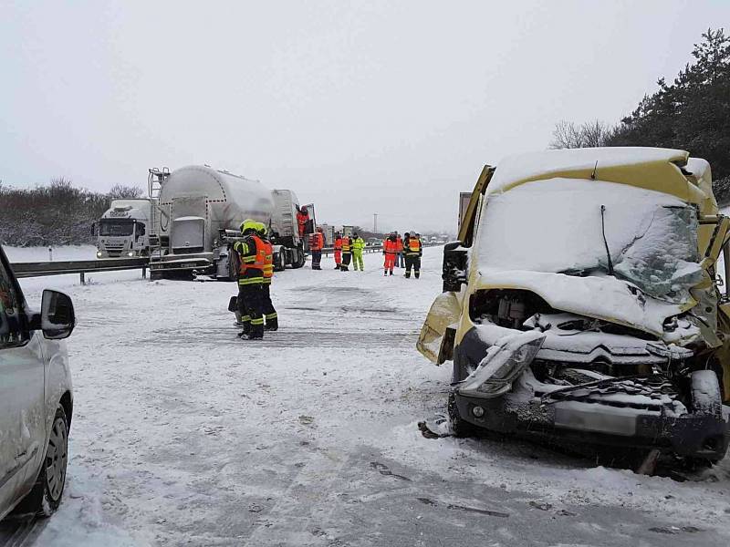 Dopravu na D1 zastavily hromadné dopravní nehody.