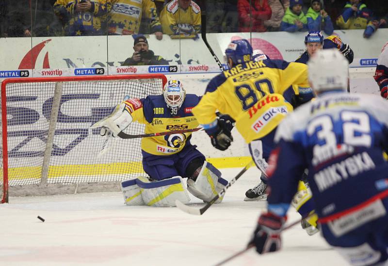 Extraligoví hokejisté Berani Zlín (ve žlutém) v 52. kole v pátek doma vyzvali mistrovskou Kometu Brno.