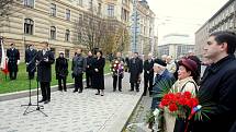 Slavnostního pokládání věnců u památníků tří odbojů v Rooseveltově ulici se v pondělí dopoledne u příležitosti Dne boje za svobodu a demokracii zúčastnilo několik desítek Brňanů.