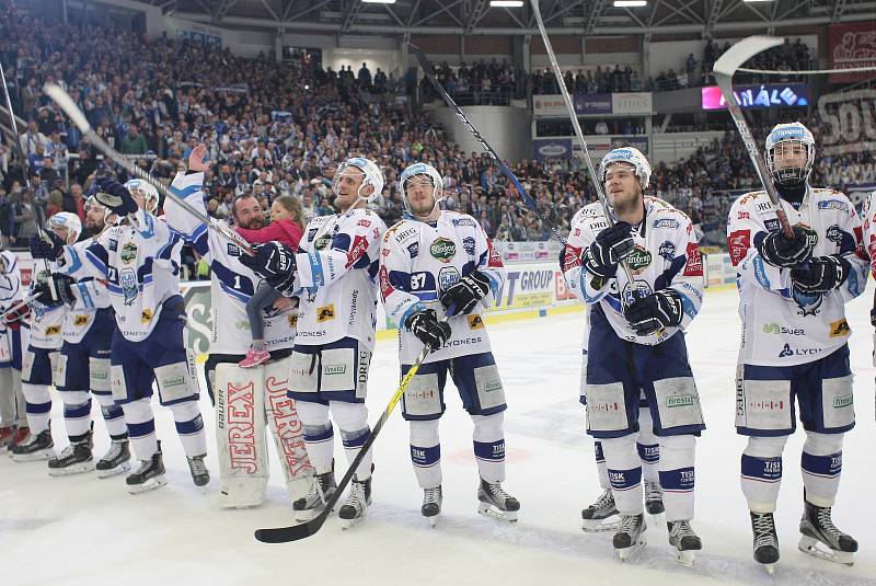 Hokejisté brněnské Komety doma udolali po víc než 77 minutách hry Hradec Králové. Rozhodující trefu a vstupenku do finále extraligy vystřelil v prodloužení na 2:1 Hynek Zohorna.