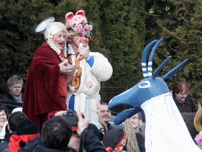 Brněnskou Líšní šel masopustní průvod. Maškary a krojovaní místní přitáhli stovky diváků.