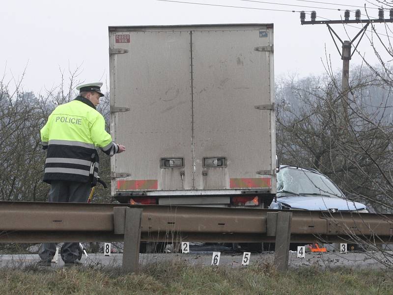 Havárie dvou automobilů na silnici 385 u Moravských Knínic na Kuřimsku skončila smrtí jednoho muže.