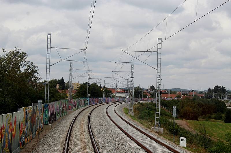 Železniční trať z Brna do Střelic.