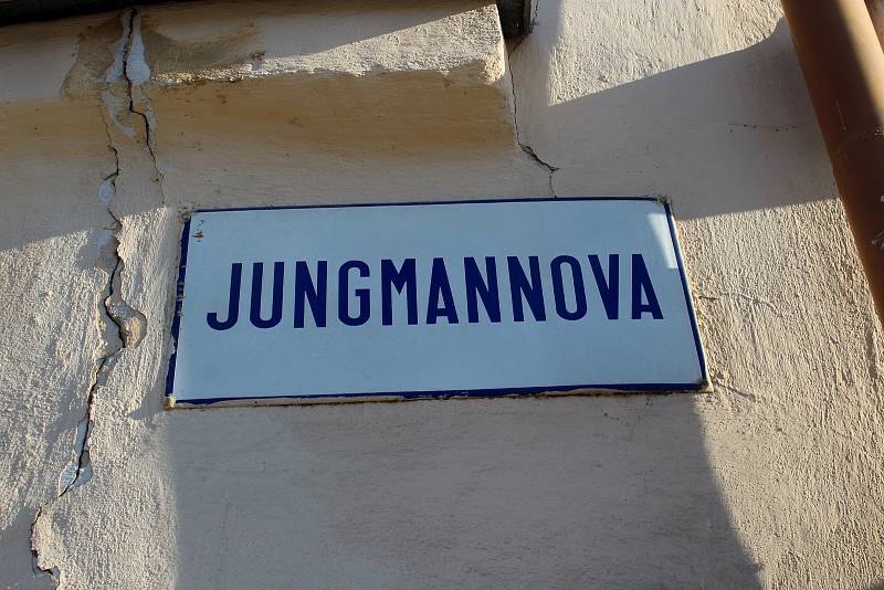 Jungmannova ulice v Tišnově, kde v jednom z rodinných domů došlo k útoku nožem
